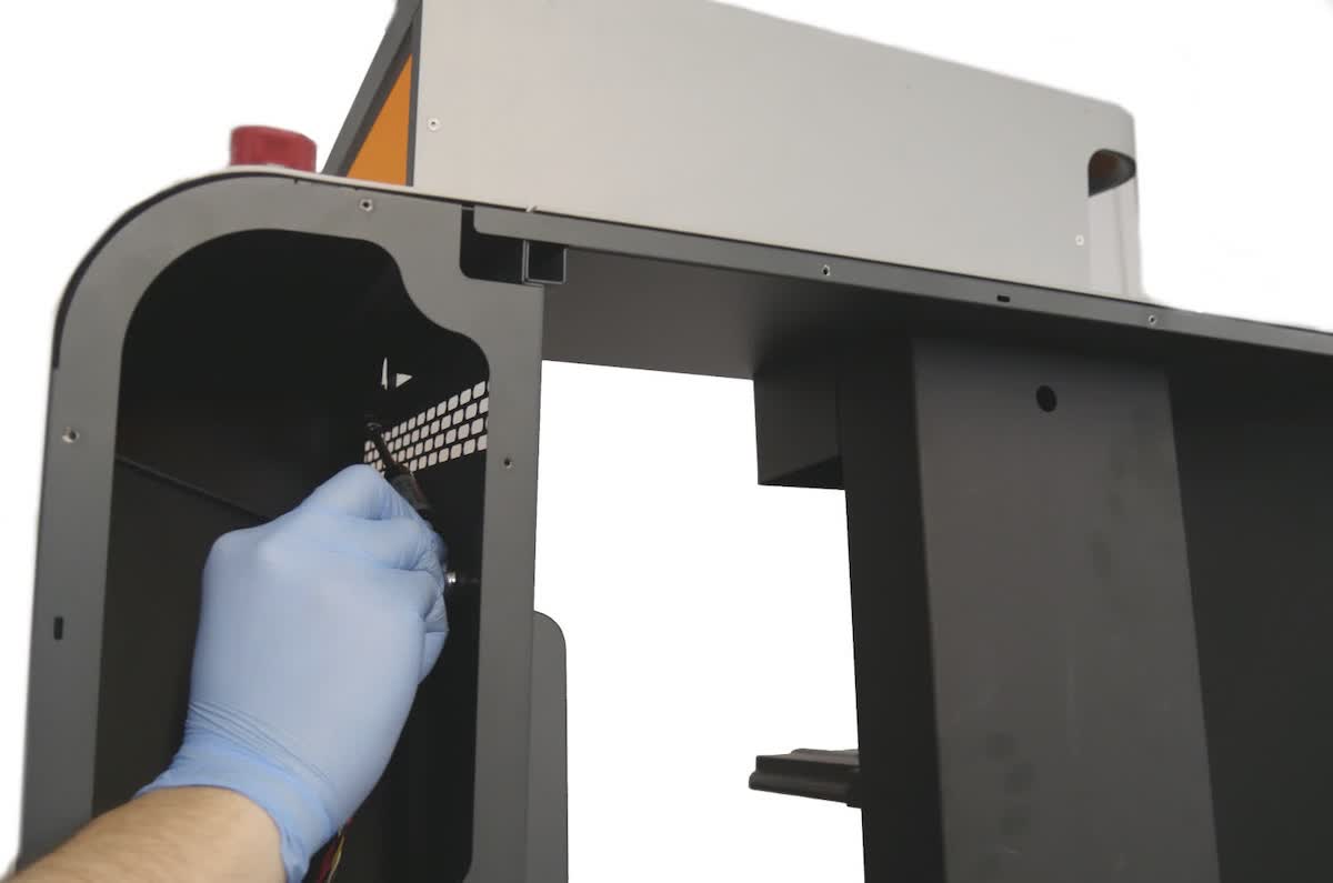 Replacing the Form 3L cover and gas spring